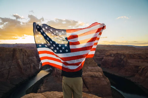 Visszapillantás Ember Hullámzó Amerikai Zászló Áll Közel Gyönyörű Kanyon Ellen — Stock Fotó