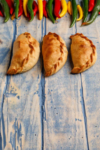 Empanadas Caseras Horneadas Pimientos Verdes Rojos Frescos Sobre Una Mesa — Foto de Stock