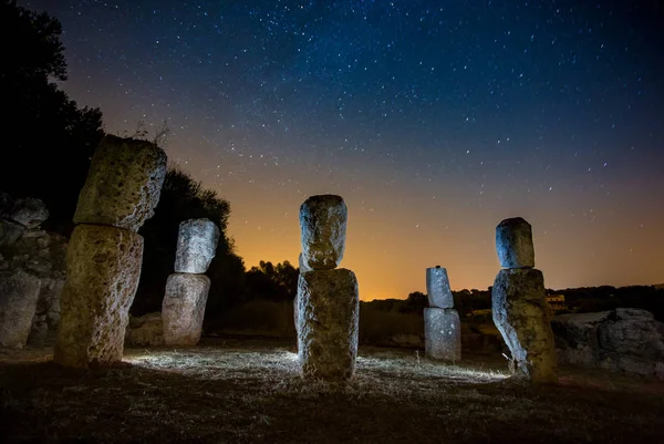 Monumentos Rochosos Destacados Por Luzes Céu Incrível Com Estrelas Noite — Fotografia de Stock