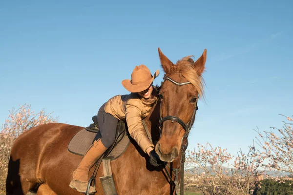 Vrouw Muts Wegkijkend Zittend Prachtig Paard Tegen Wolkeloze Blauwe Lucht — Stockfoto