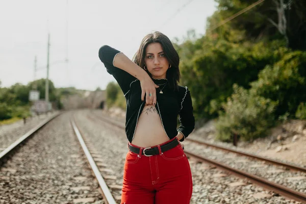 Hübsche Junge Frau Stylischem Outfit Mit Pullover Berge Zeigen Während — Stockfoto