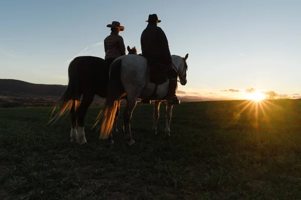 Man Vrouw Paardrijden Tegen Zonsondergang Hemel Ranch — Stockfoto