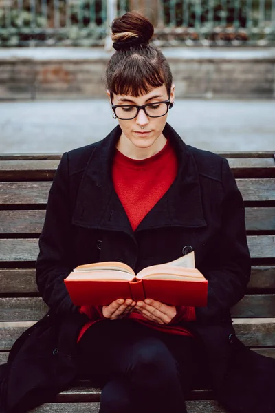 Junge Attraktive Elegante Frau Mit Brille Liest Buch Und Sitzt — Stockfoto