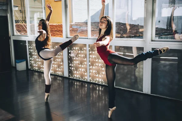 Jovens Bailarinas Dançando Expressivamente — Fotografia de Stock