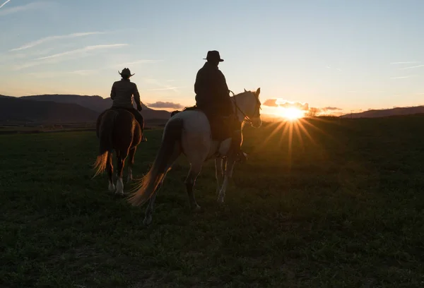 Hombre Mujer Montando Caballos Contra Cielo Del Atardecer Rancho —  Fotos de Stock