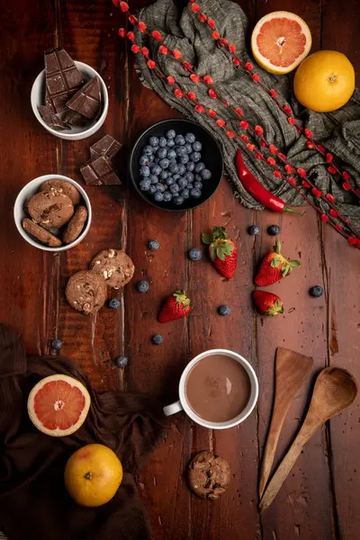 Свіжий Гарячий Напій Різноманітна Смачна Сніданок Їжа Розміщена Пиломатеріалі Вранці — стокове фото