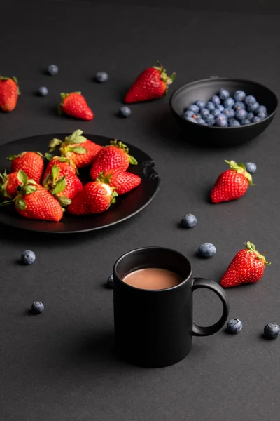 Varie Bacche Fresche Tazza Bevanda Calda Aromatica Colazione Sfondo Nero — Foto Stock