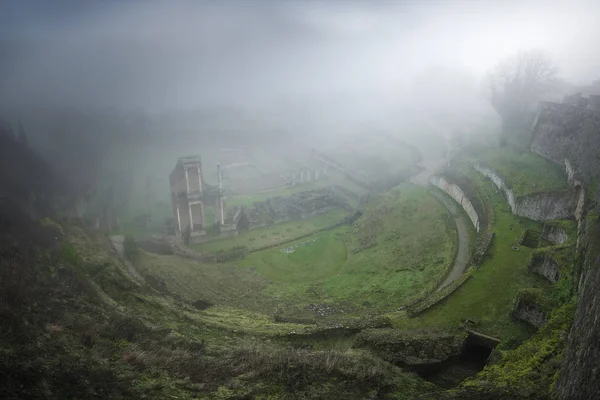 Dall Alto Veduta Delle Rovine Verdi Muschiate Nella Nebbia Pesante — Foto Stock