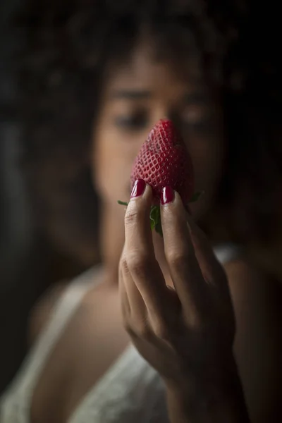 Κοντινό Της Γυναίκας Στο Σουτιέν Κρατώντας Ώριμη Φράουλα Μαύρο Φόντο — Φωτογραφία Αρχείου