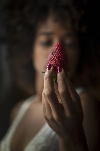 Close Van Vrouw Beha Houden Rijp Aardbei Zwarte Achtergrond — Stockfoto