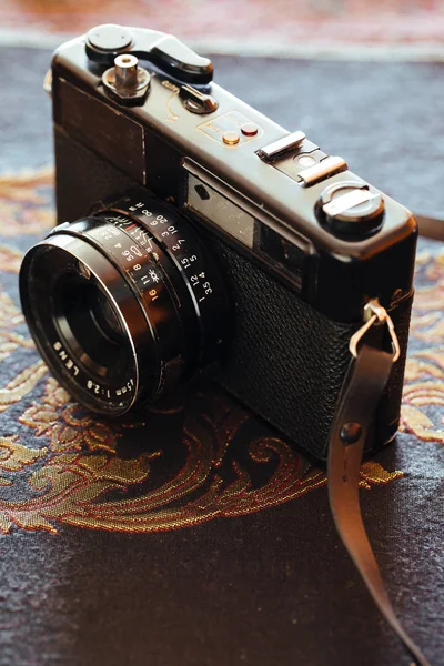 Nahaufnahme Einer Vintage Kamera Auf Einem Dekorativen Tisch — Stockfoto