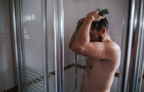 Shirtless Homem Tomando Banho Banheiro — Fotografia de Stock