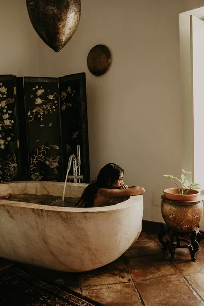 Vista Lateral Una Mujer Bonita Tomando Baño Una Casa Rústica —  Fotos de Stock