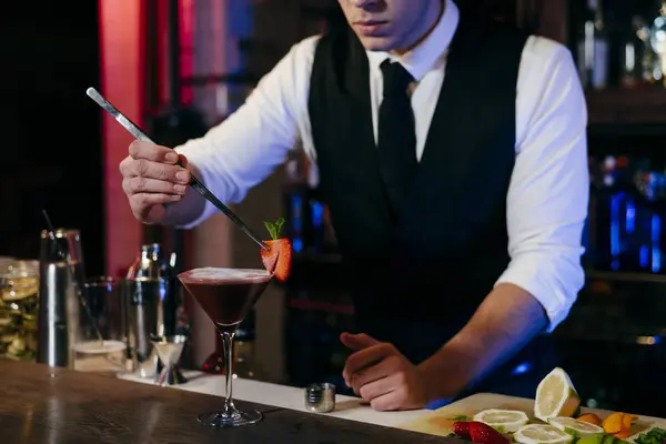 Młody Elegancki Barman Pracujący Barem Przygotowujący Napój Szklance — Zdjęcie stockowe