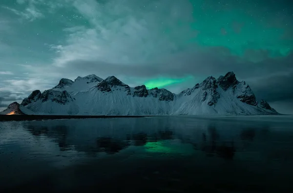 Вид Снігові Скелі Під Північним Світлом Крестоній Ісландії — стокове фото