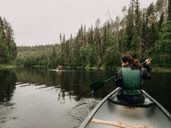 Vue Arrière Jeune Femme Bateau Sur Rivière Forêt Finlande — Photo