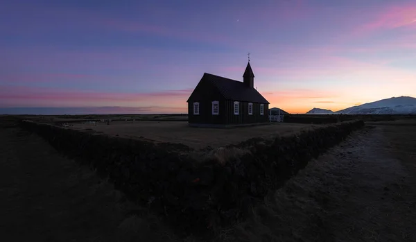 Berglandschaft Mit Schwarzer Christlicher Holzkirche Budakirkja Island — Stockfoto