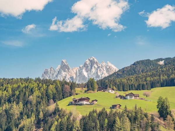 Vista Pequena Aldeia Localizada Vale Das Montanhas Tropicais Navarra Espanha — Fotografia de Stock