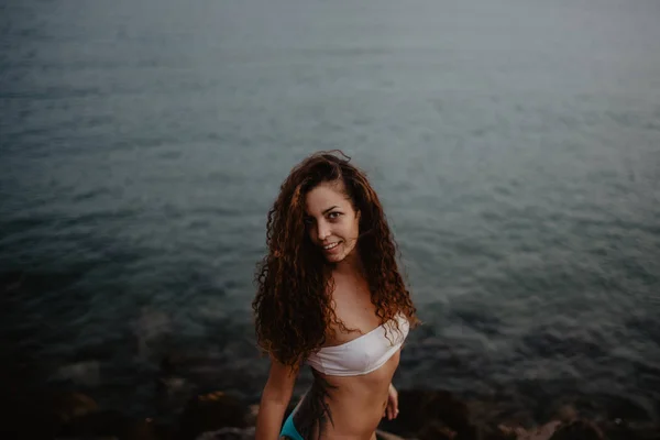 Widok Boku Ładna Młoda Kobieta Strojach Kąpielowych Uśmiechnięta Patrząc Obiektyw — Zdjęcie stockowe