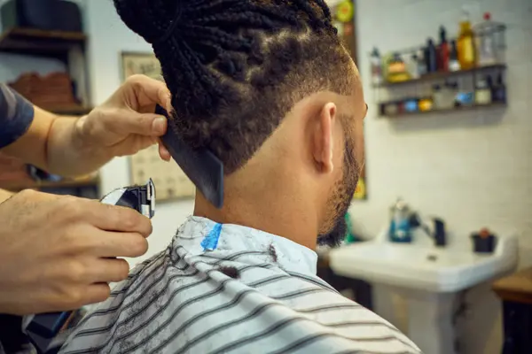 Simsiz Bir Kuaförün Arkası Yüzü Olmayan Afrikalı Amerikalı Bir Müşteriye — Stok fotoğraf
