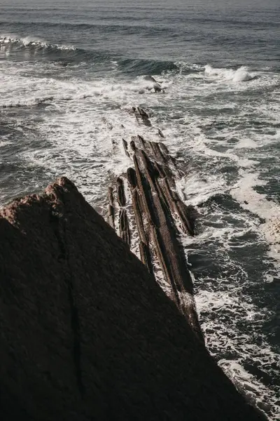 Foamy Waves Sea Water Crashing Rocky Cliff Nature — Stock Photo, Image