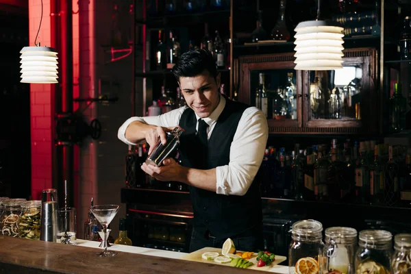 Barın Arkasında Çalışan Zarif Genç Barmen Içkileri Karıştırıyor — Stok fotoğraf