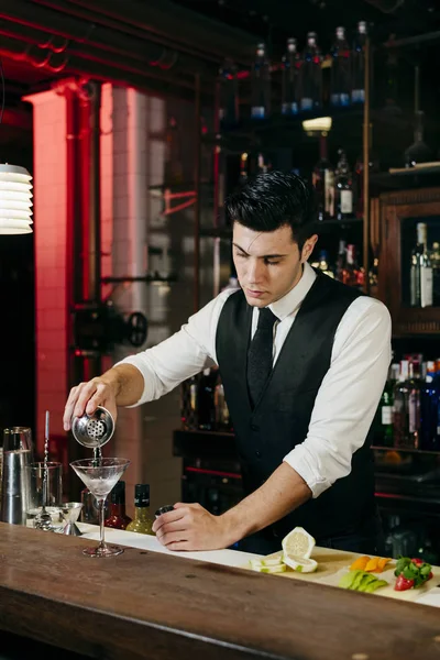 Młody Elegancki Barman Pracujący Barem Mieszający Drinki Owocami — Zdjęcie stockowe