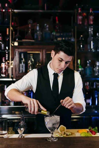 Mladý Elegantní Barman Pracující Barem Míchání Nápojů Ovocem — Stock fotografie