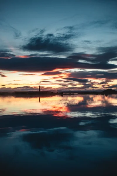 オレンジの光の山と美しい湖 — ストック写真