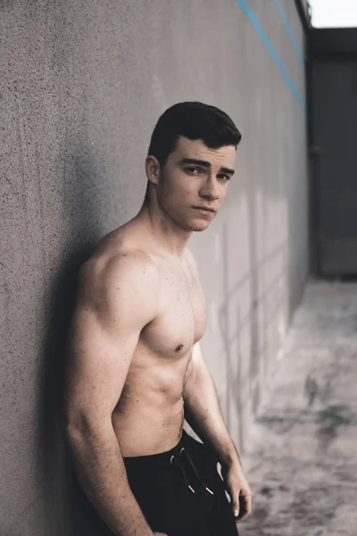 Muscular Shirtless Guy Looking Camera While Leaning Cement Wall Training — Stock Photo, Image