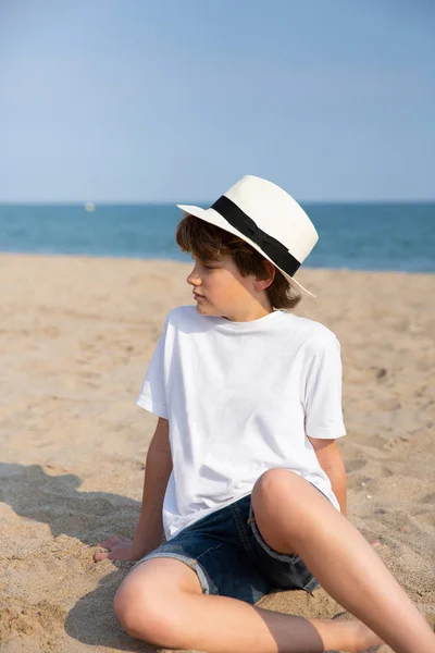 Garoto Bonito Shirt Branca Chapéu Sentado Praia Areia Dia Verão — Fotografia de Stock