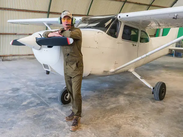 Portrait Pilote Confiant Debout Près Avion Rétro Dans Hangar — Photo