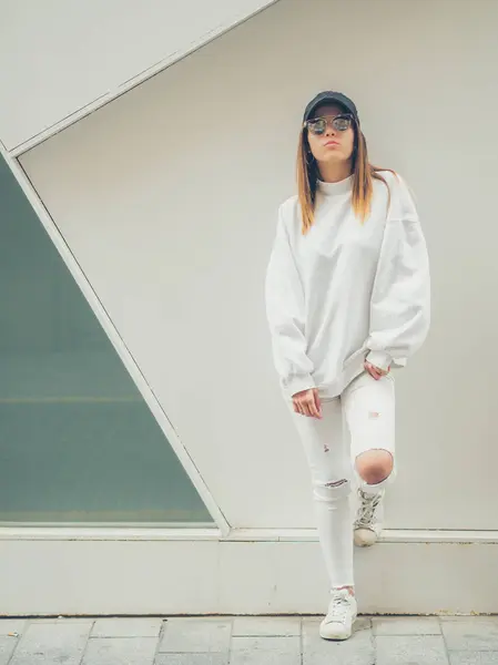 Unga Moderna Kvinnliga Hipster Casual Kläder Och Solglasögon Bakgrund Geometrisk — Stockfoto