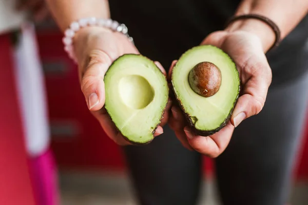 Unrecognizable Female Demonstrating Two Halves Ripe Avocado Camera While Standing — Stock Photo, Image