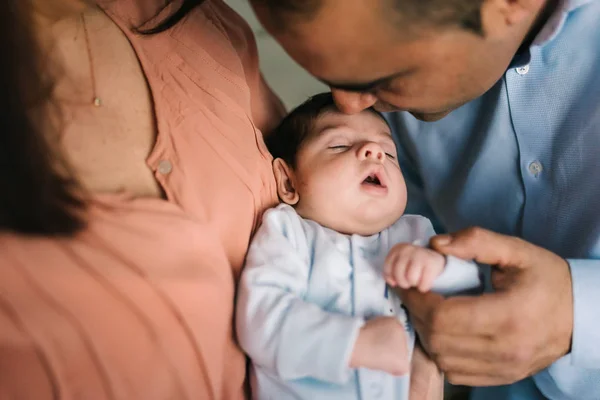 Feliz Madre Joven Sosteniendo Bebé Recién Nacido Padre Pie Ante — Foto de Stock