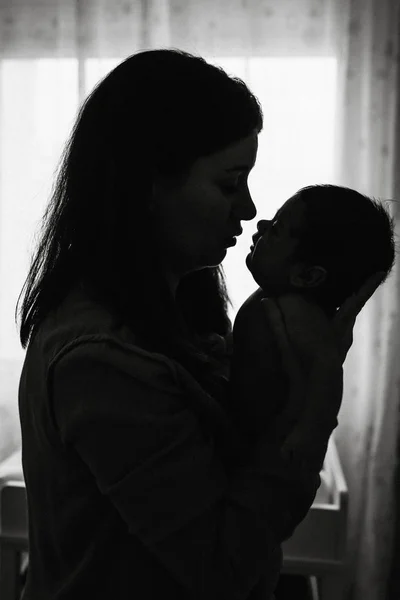 Genç Annenin Silueti Yeni Doğmuş Bebeği Evde Tutarken Ele Tutuşuyor — Stok fotoğraf