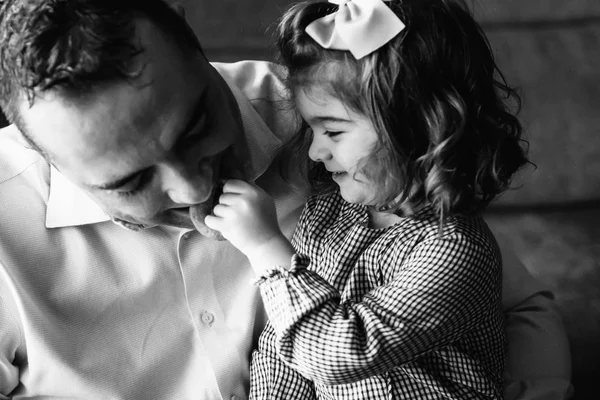 Padre Abrazando Linda Niña Mirando Hacia Otro Lado Divertirse Casa — Foto de Stock