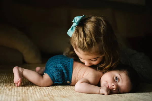 Irmã Morena Beijando Parte Trás Bebê Olhando Para Longe Casa — Fotografia de Stock