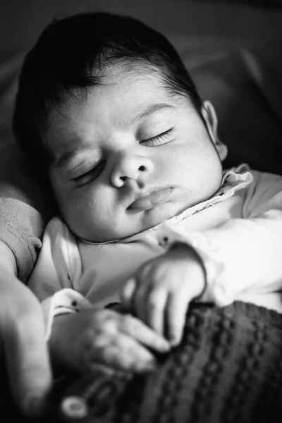 Vader Knuffelen Schattig Klein Baby Slapen Thuis — Stockfoto