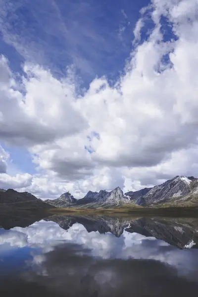 Nuages Blancs Flottant Sur Crête Des Montagnes Surface Calme Lac — Photo