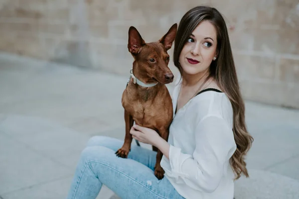 Lässige Frau Mit Hund Sitzt Auf Betontreppe Auf Der Straße — Stockfoto
