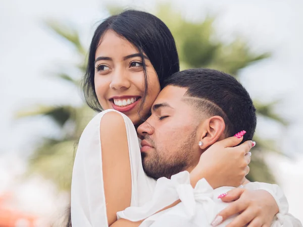 Joven Hombre Guapo Con Los Ojos Cerrados Abrazando Atractiva Mujer —  Fotos de Stock