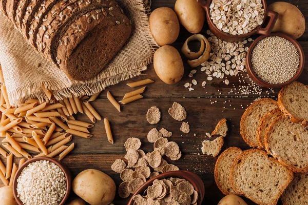 Vollkornprodukte Und Frisch Gebackenes Roggenbrot Auf Dem Tisch — Stockfoto