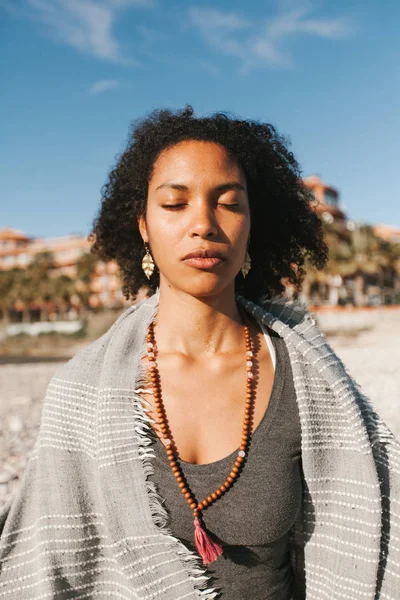 Wanita Muda Afrika Amerika Bermeditasi Dalam Sikap Yoga Teratai Pantai — Stok Foto