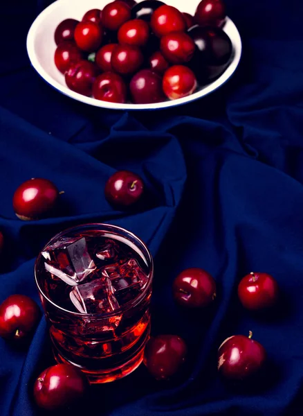 Bebida Vermelha Perto Frutas Frescas Pano Azul — Fotografia de Stock