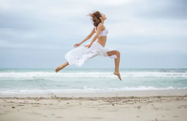 Fêmea Atraente Roupa Branca Dançando Areia Perto Mar Ondulando — Fotografia de Stock