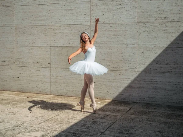 Ballerina Dalam Balet Putih Tutu Tampil Hari Yang Cerah — Stok Foto