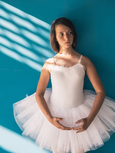 Bailarina Pie Con Cara Triste Cerca Pared Azul — Foto de Stock