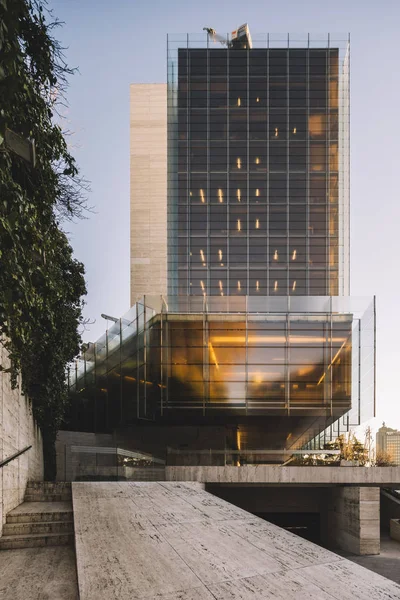 Arranha Céu Vidro Elegante Com Estacionamento Refletindo Sol Dia Brilhante — Fotografia de Stock