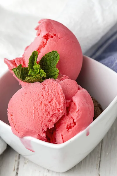 在白碗中可口的草莓冰淇淋 — 图库照片